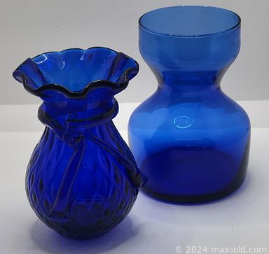 MaxSold Auction: This online auction features linens, vintage bottles, vintage bathroom accessories, restaurant ware, Thirty-One bags, table lamps, vintage costume jewelry, Elvis memorabilia, vintage prints and other wall art, cobalt glass vases, bags, wigs, jats, Campari Negroni lowball glasses, vintage pressed glass, Margaret Wong trinket box, vintage Colclough, Aynsley, Paragon, Royal Albert, Shelley and other china, massagers, J&G Meakin plates, Limoges, vintage Royal Porzellan floral vases and much more!