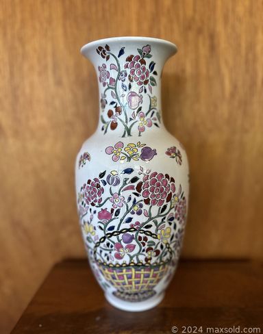 MaxSold Auction: This auction features Food Processor, Trunk, Planters, Ottoman, Binoculars, Dishes, Lamps, Tote Bag, Flatware, Figurines, Cards, Clocks, Paperweights, Art, Pillows, Teddy Bears, Vases, Barware, Bike, Settee, Ladder, Air Purifier and much much more!