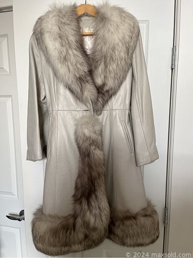 MaxSold Auction: This online auction includes Young Chan piano, bench, director’s chair, vanity chair, clothing, jewelry, accessories, shoes, seasonal decor, boxes, picture frames, stationery, mirror, towel rack and much more!