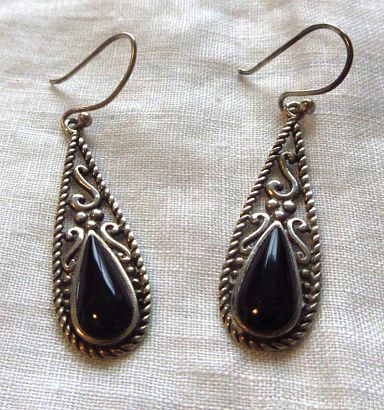 MaxSold Auction: This online auction features jewelry such as vintage ladies diamond ring, antique 14k YG pin, vintage brooches, sterling silver chains, rings and earrings, amber pendants, amethysts and much more!