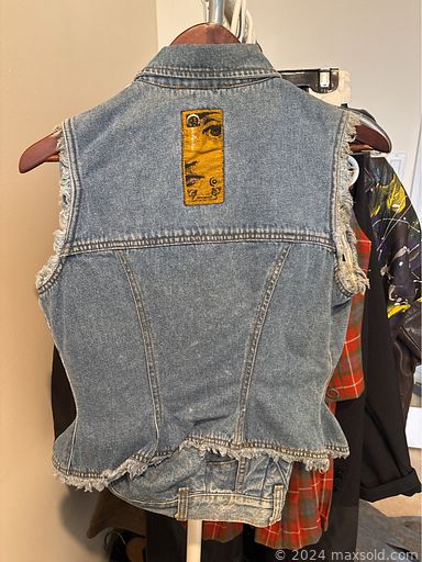 MaxSold Auction: This online auction features women’s boots & shoes, evening bags, scarves, crossbody bags, vintage women’s clothing, outerwear, vintage men’s clothing, leather jackets, prom dresses, formal wear, and much, much, more!!!