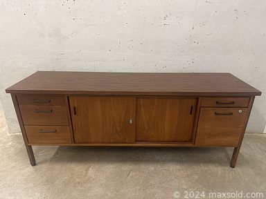 MaxSold Auction: This online auction features sewing machine, teak furniture, vinyl records, binoculars, decanters, antique train cars, chainmail armour, teacup/saucer sets, vinyl records, new calligraphy set, yarn, art pottery, jewelry, women’s clothing, bikes, Pokemon, and much more!!