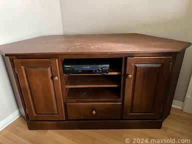 MaxSold Auction: This online auction features 18KT gold bracelet, fine china, 42” Sony TV, Craftex milling machine, furniture such as wooden sideboard, shelving units, wing chairs, dressers, occasional chairs and oak dining table with chairs, woodworking power tools, kitchenware, small kitchen appliances, cameras, Toro lawn mower, costume jewelry, home decor and much more!