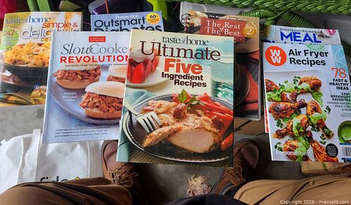 Lot of 7 Mixed Cookbooks & Magazines (Taste of Home, WW) (1 of 8)