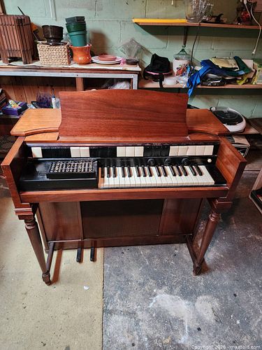 Hammond Chord Organ - Dark Wood/Walnut Finish (1 of 20)