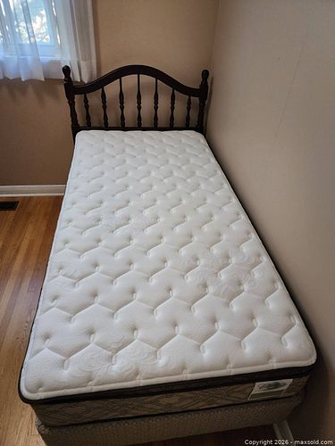 Twin Bed Set: Headboard, Mattress, Box Spring, Metal Frame (1 of 9)