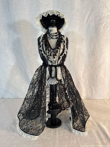 Bodice Jewelry Holder and Necklaces. (1 of 3)