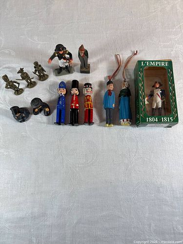 Figurines - Mini (1 of 7)
