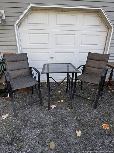 High top table and chairs  (1 of 11)