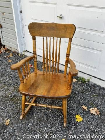 Wood rocking chair. (1 of 5)