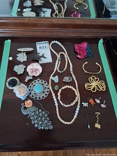 Costume Jewelry Lot A (1 of 7)