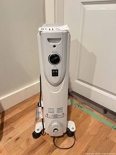 Electrical Space Heater: Oil-Filled Radiator Heater, Model OH907 (1 of 11)