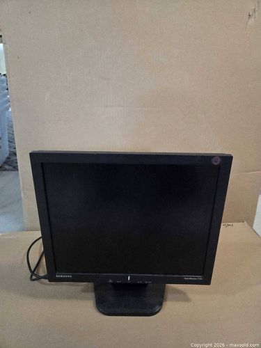 Samsung GH17LS ; 17 inch screen. LCD Computer Monitor (1 of 3)