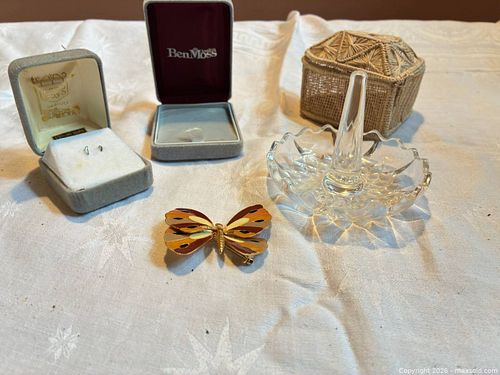 Mixed Jewelry Lot: Brooch, Pressed Glass Ring Holder, Wicker Box (1 of 8)