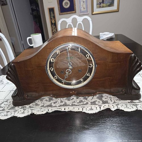 Vintage pendulum clock (1 of 10)
