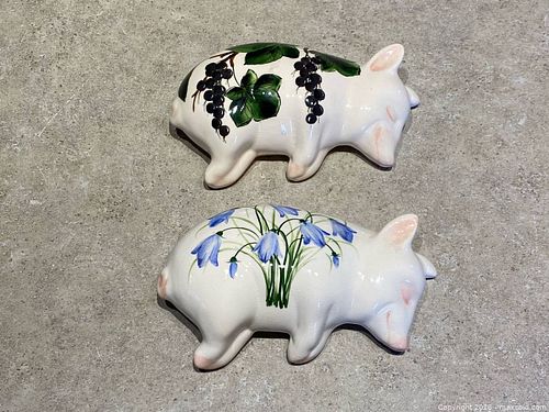 Griselda Hill Pottery Hand-Painted Wemyssware-Style Pig Figures (Pair) (1 of 9)
