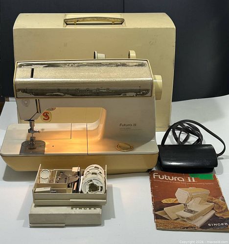 Vintage Singer Futura II Model 920 Sewing Machine c/w Manual (1 of 20)