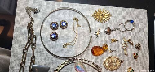 Miscellaneous Collection Lot-8 Earrings & Brooches (1 of 11)