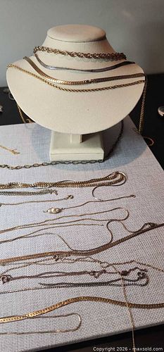 Miscellaneous jewelry lot- 9 Gold Tone Chains & Necklaces (1 of 7)
