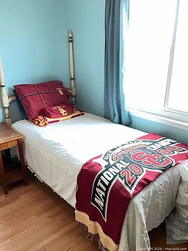 Twin USC Trojans Wood Bed Frame with Bedding & Decorative Pillows (1 of 4)