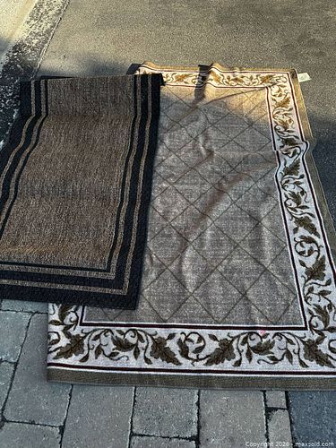 Lot of 2 Area Rugs: Indoor/Outdoor and Traditional (1 of 8)