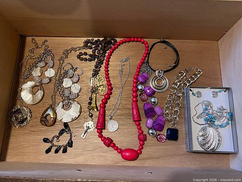 Lot of Necklaces and Bracelets A (1 of 7)