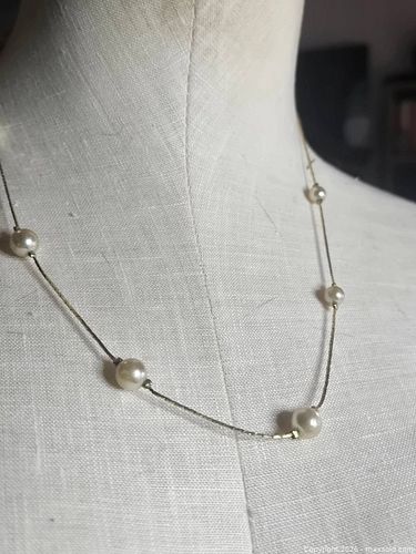 Jewelry.   Gold tone and pearl necklace (1 of 3)