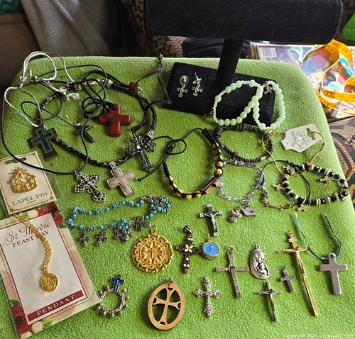 Religious Jewelry.  Crosses, Pendants, relic (1 of 16)
