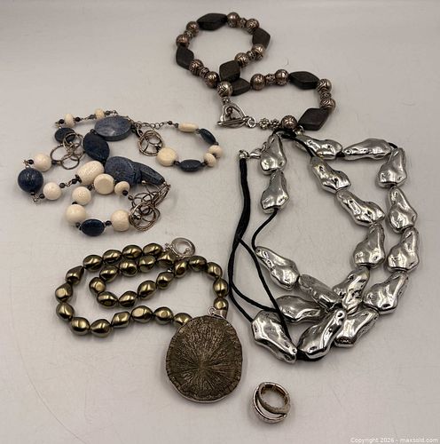 Estate Costume Jewellery: Necklaces (1 of 19)
