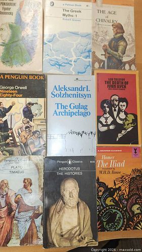 Pocket books. Must reads (1 of 1)