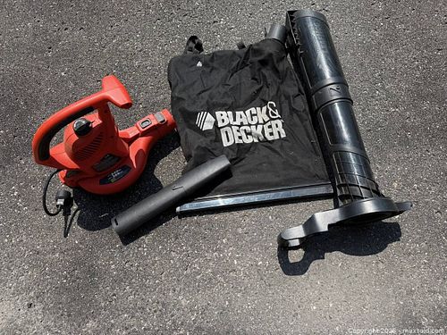Black and Decker Electric Leaf Blower/Vacuum (1 of 3)