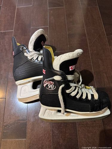 Kids hockey skates - size 1 (1 of 3)