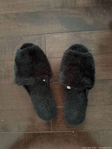 Women’s Black Slippers  (1 of 3)