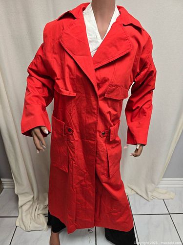 red trench coat from the brand Novelti.  (1 of 9)