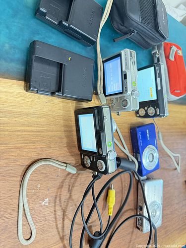 Lot of 5 song cyber shot camera  (1 of 9)