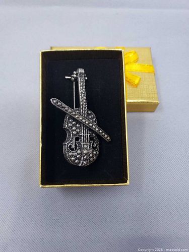 Silver Violin / Fiddle Brooch (1 of 5)