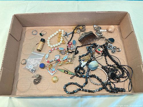 Costume jewelry lot 171 (1 of 4)