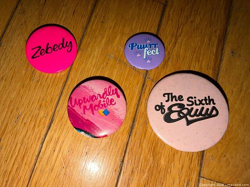 Lot of vintage buttons  (1 of 3)