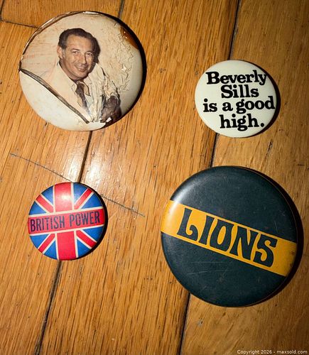 Lot of vintage buttons  (1 of 4)