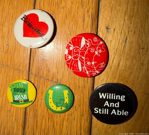 Lot of vintage buttons  (1 of 3)