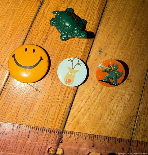 Lot of vintage buttons  (1 of 4)