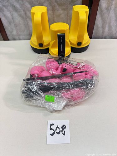 Lot: 3 Battery Flashlights and Pink Flamingo String Lights (1 of 11)