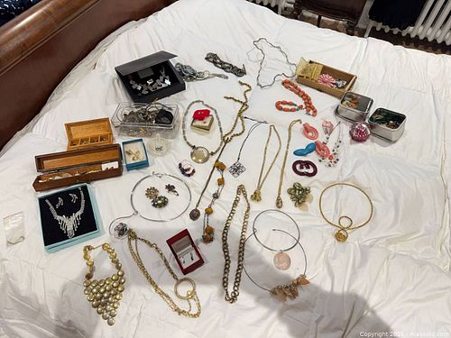 Mixed Costume Jewelry Lot: Necklaces, Earrings, Bracelets, Rings B (1 of 18)