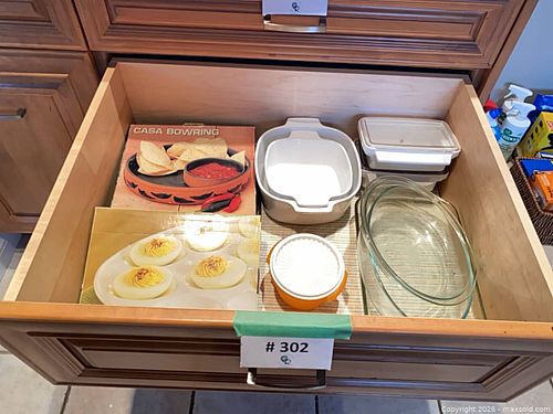 Casa Bowring, Vintage Corning Ware, Tupperware & Pyrex (1 of 20)