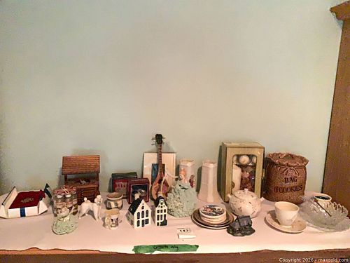 Collectibles & Home Decor Lot (1 of 12)