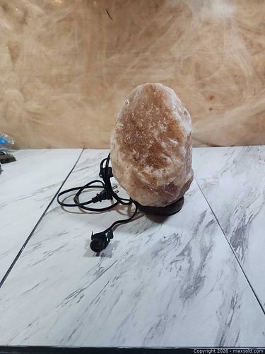 natural Himalayan salt lamp (1 of 5)