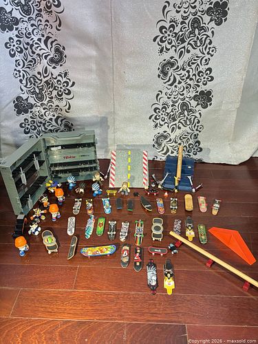 T50 Tech Deck boards and figures (1 of 4)