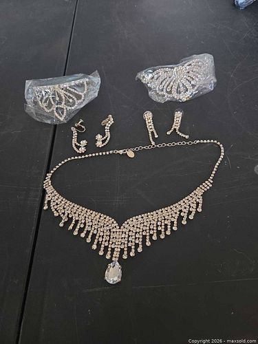 Jewelry Set with Necklace, Earrings and Hair Combs (1 of 5)
