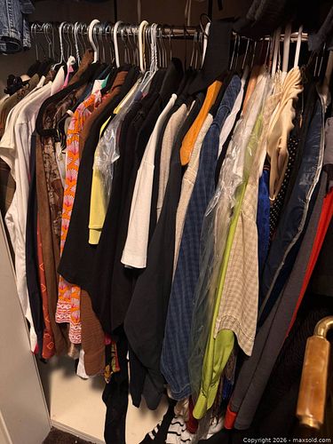 Mixed Women's Clothing Lot — Sweaters & Tops, Approx. 30 pcs (1 of 13)