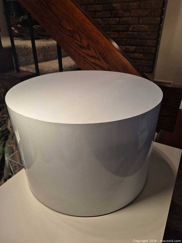 White Glossy Lacquered Drum Table, 21in Diameter Lot 1 of 2 (1 of 5)